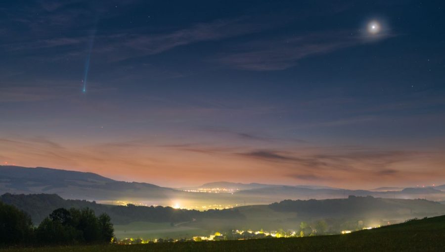Autorom unikátnej snímky dňa NASA je Čech Petr Horálek. Kométu odfotografoval 9. septebra zo Záhradného na Slovensku, kde sa kométa objavila na trochu zamračenej oblohe.