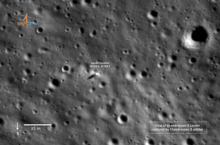 Pohľad na lander Vikrám na mesačnom povrchu. Snímku vyhotovil doposiaľ fungujúci orbiter z misie Čandraján-2. Zdroj: ISRO