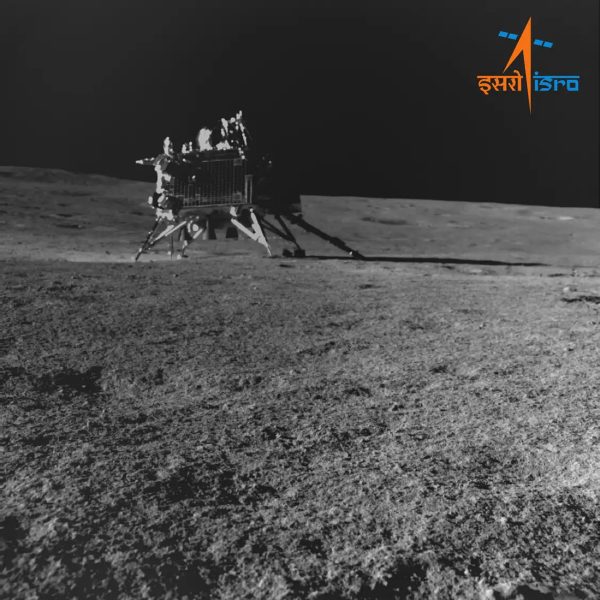 Ikonický záber na lander Vikrám, ktorý zhotovilo lunárne vozítko Pragján 30. augusta 2023. Zdroj: ISRO