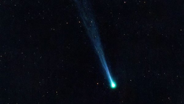 Kométa 2023 P1 Nishimura na snímke Eliota Hermana. Kométu zachytil 6. septembra nad Tucsonom v americkom štáte Arizona tesne pred svitaním.