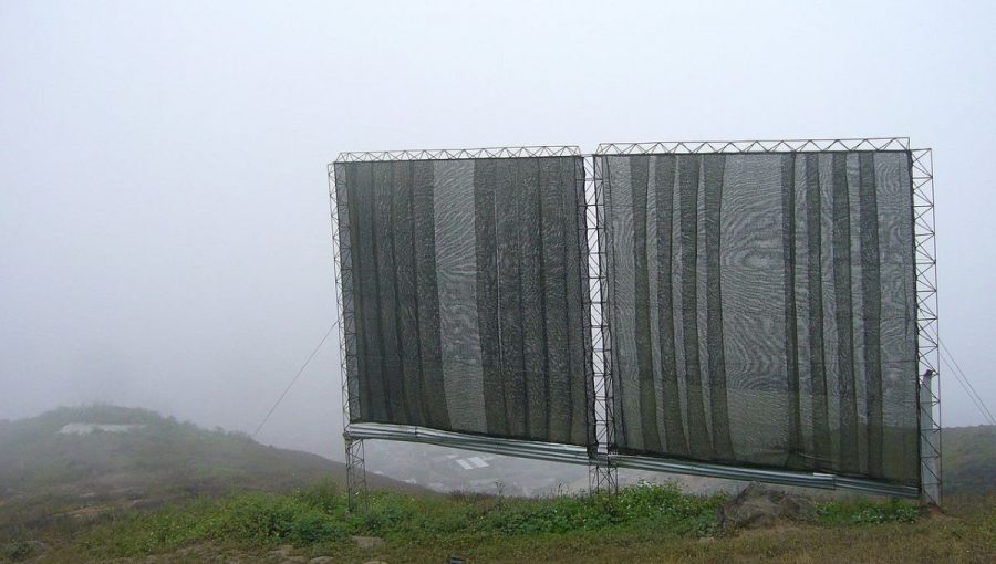 Jednoduchý lapač hmly nad mestom Lima v Peru je pre miestnych obyvateľov zdrojom cennej vody.