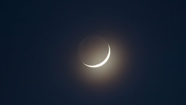 Dorastajúci Mesiac bude niekoľko dní vyžarovať veľmi zvláštne popolavé svetlo. Popri úzkom svietiacom kosáčiku uvidíme aj bledo zafarbený zvyšok Mesiaca. Zdroj: iStockphoto.com