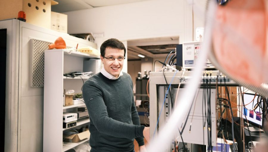 Mickael L. Perrin vo svojom laboratóriu pri výskume grafénových nanopásikov.
