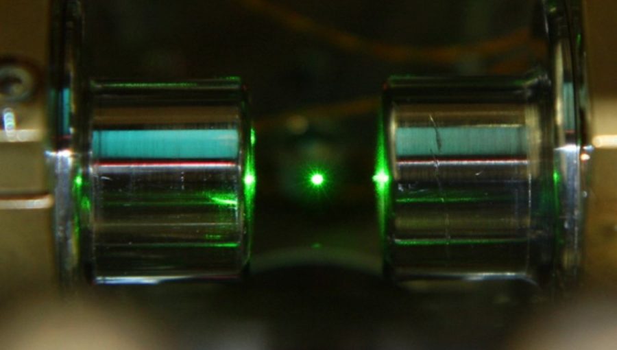Optická pasca umožňuje bezkontaktne zachytiť a manipulovať s časticami v rôznom prostredí prostredníctvom svetla laserov. Na obrázku je jedna častica zachytená vo vákuu v zelenom laserovom zväzku.