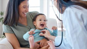 Pediater a rodič by mali spolu aktívne komunikovať. Zdroj: iStockphoto.com