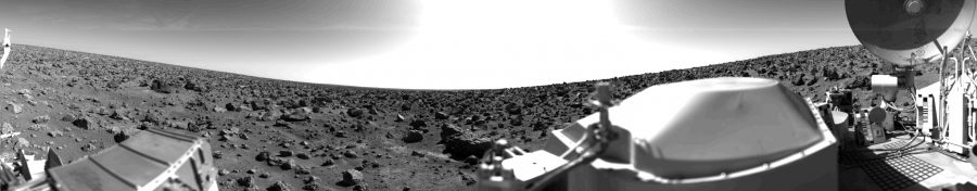 Táto skalnatá panoramatická scéna je druhou snímkou ​​povrchu Marsu, ktorú urobil Viking Lander 2 krátko po pristátí 3. septembra.