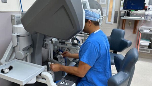 Transplantačný chirurg Adeel Khan ovláda chirurgického robota. Zdroj: Katie Gertler/Washingtonská Univerzita v St. Louis