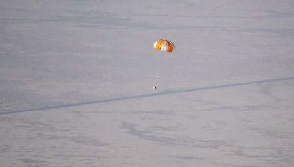 Tréningový model návratovej kapsuly vzorky OSIRIS-REx počas testu pádu 30. augusta 2023 na testovacej a výcvikovej strelnici ministerstva obrany v Utahu. Zdroj: NASA/Keegan Barber