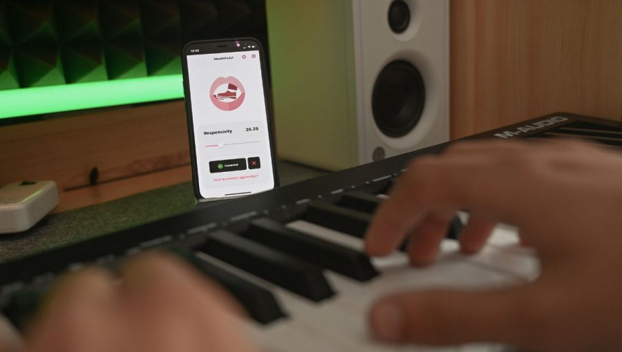 Mobilná aplikácia pre ovládanie klavírneho pedálu pomocou rozpoznávania úst je určená pre hudobníkov s postihnutím dolných končatín, ale aj pre všetkých kreatívnych umelcov.