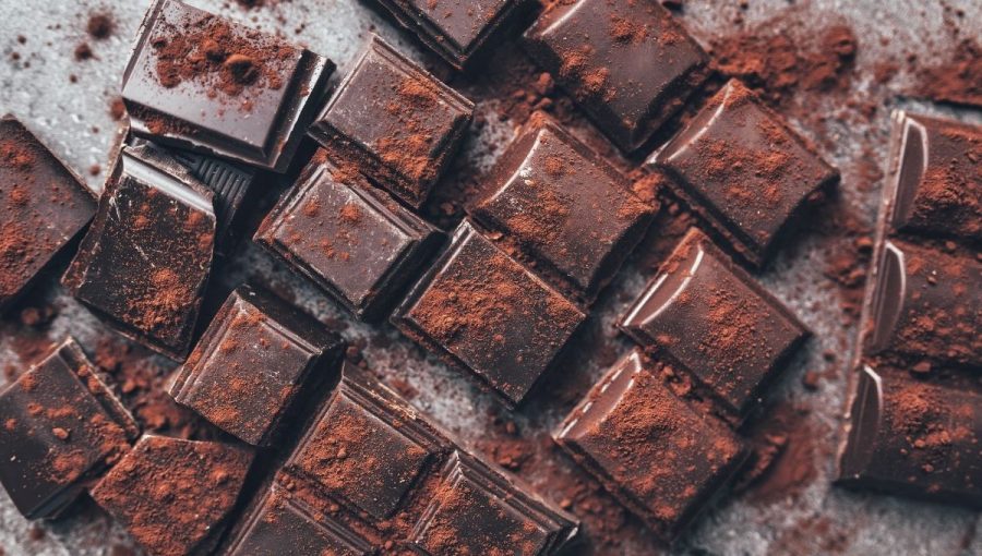 Ak sa chcete vyhnúť závislosti, nahraďte čokoládu plnú cukrov a tukov zdravšou alternatívou. Zdroj: iStockphoto.com