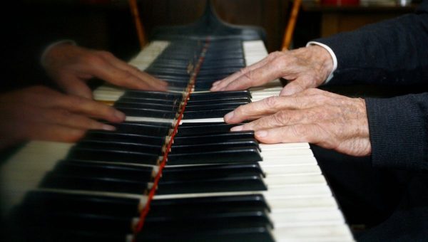 Vedci zistili, že hudba má pozitívny vplyv na starnutie mozgu. U účastníkov štúdie, ktorí mali počas šiestich mesiacov lekcie klavíra, zaznamenali nárast sivej mozgovej hmoty.