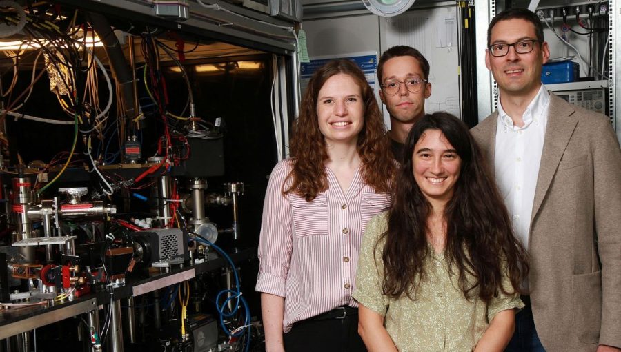 Vedecký tím: Artur Widera (vpravo) s Jennifer Kochovou (prvá autorka štúdie, vľavo) a Sianom Barbosom (uprostred), obaja z výskumnej skupiny profesora Wideru, a Dr. Eloisou Cuestasovou 