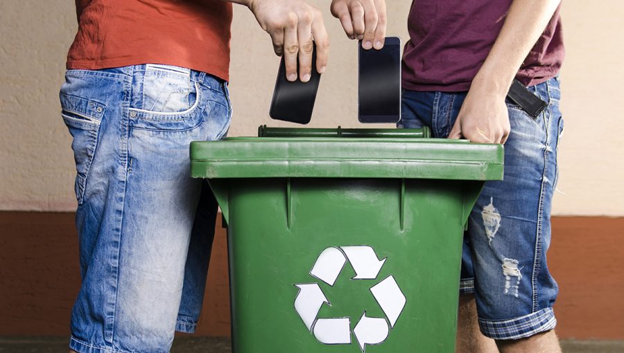 Vhadzovanie smartfónov do recyklačného kontajnera. Zdroj: iStockphoto.com