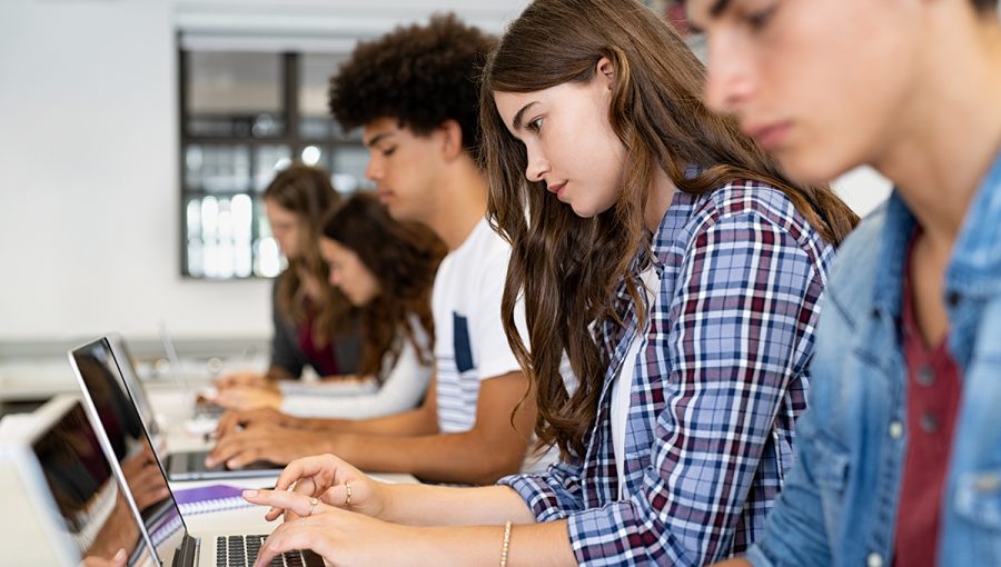 Stredoškoláci požívajú v škole počítače. Zdroj: iStockphoto.com