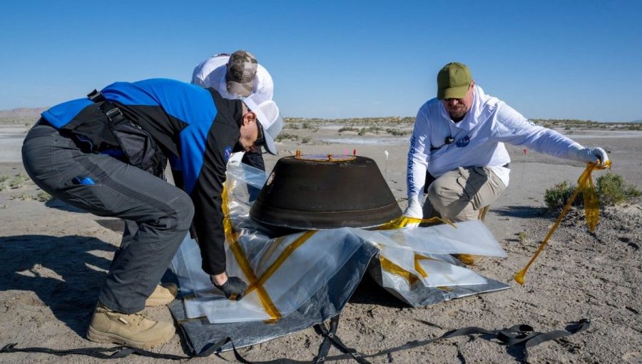 Návratová kapsula obsahujúca vzorku zozbieraná z asteroidu Bennu kozmickou loďou Osiris-Rex NASA. V septembri pristála v púšti na testovacej a výcvikovej strelnici amerického ministerstva obrany v Utahu v Dugway. Zdroj: NASA
