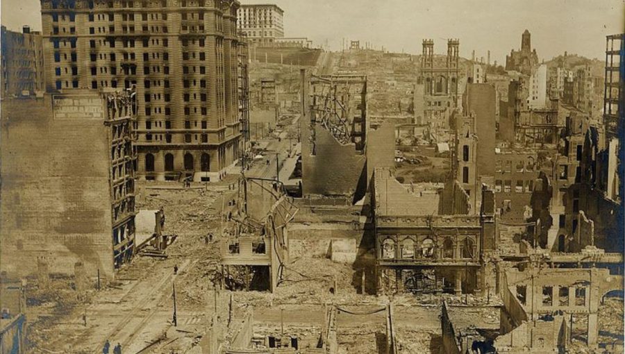 Záber ukazuje dôsledky zemetrasenia, ktoré zasiahlo San Francisco 18. apríla 1906.