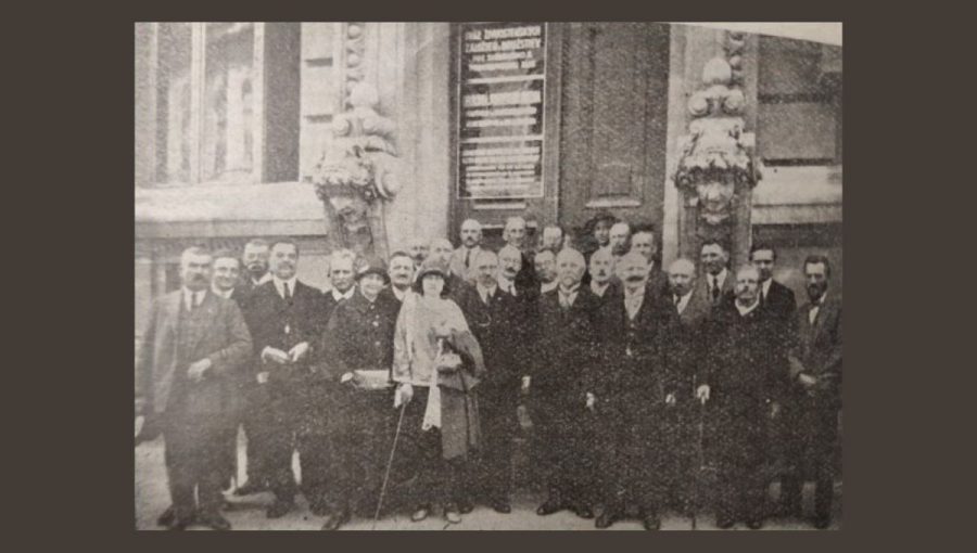 Účastníci zjazdu slovanských včelárov (1926), vpredu Augusta s dcérou. Zdroj: blog Denníka N