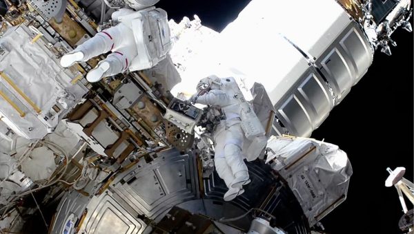 Zľava Astronautky NASA Jasmin Moghbeliová a Loral O'Haraová pracujú počas štvrtého čisto ženského výstupu do otvoreného vesmíru pri Medzinárodnej vesmírnej stanici. Zdroj: NASA TV