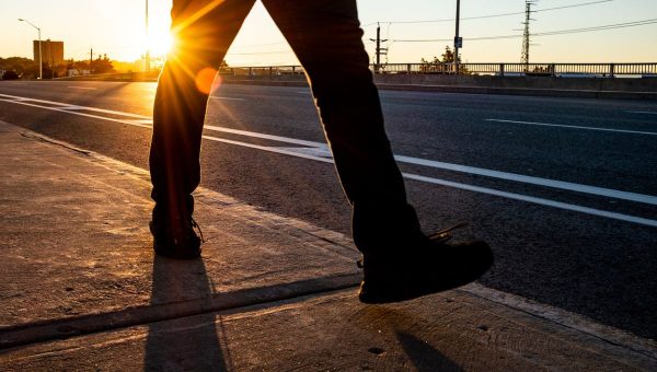 Inovatívna technológia by mohla výrazne zlepšiť kvalitu života pacientov s Parkinsonovou chorobou na celom svete, rovnako, ako v prípade 62-ročného Marca, ktorému umožnila normálnu chôdzu. Nohy kráčajúce po betónovej ceste pri západe slnka.