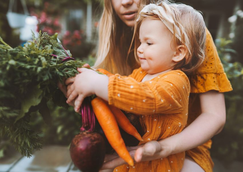 Mama s dcérou držia zeleninu. Prvé tri roky života sú rozhodujúce, keďže sa v tomto období vyvíja črevný mikrobióm.