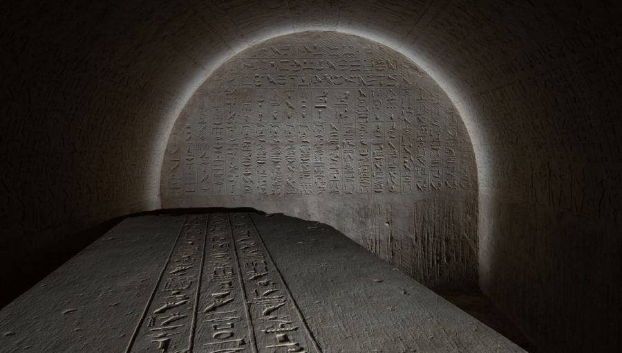 Južná stena pohrebnej komory a veko Džehutiemhatovho sarkofágu.
