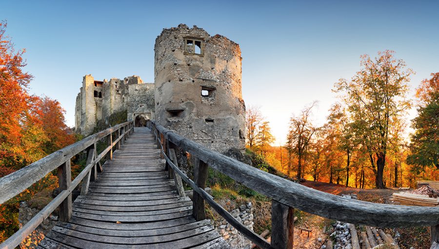 Hrad Uhrovec obklopený jesennou prírodou. Zdroj: iStockphoto.com