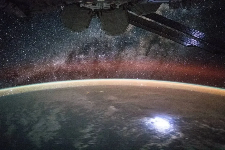 Snímka z Medzinárodnej vesmírnej stanice ukazuje vlny vzduchu v zemskej atmosfére. Zdroj: NASA