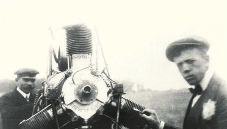 Andrej Kvas (vpravo) pri motore Anzani, ktorým vybavil svoje prvé lietadlá. Zdroj: archív Laszloa Winklera