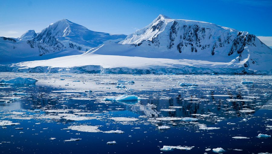 Snehom pokryté vrchy v Antarktíde a topiaci sa ľad. Zdroj: iStockphoto.com