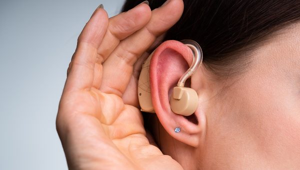 Načúvací prístroj v uchu. Zdroj: iStockphoto.com