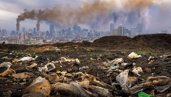 Znečistené mesto a odpad. Činnosť človeka je v súčasnosti už veľmi rozsiahla. Zdroj: iStockphoto.com