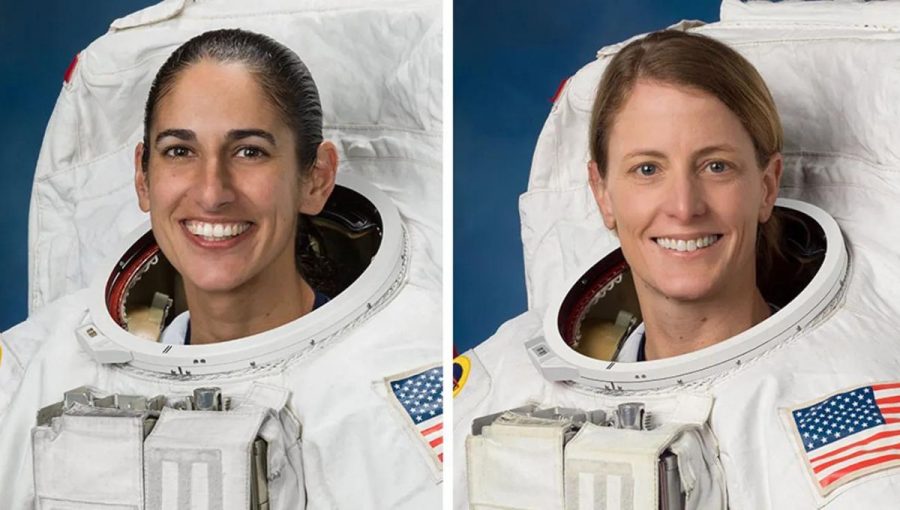 Astronautky Jasmin Moghbeliová (vľavo) a Loral O'Haraová (vpravo) pózujú v skafandroch v Johnsonovom vesmírnom stredisku v Houstone v Texase. Zdroj: NASA