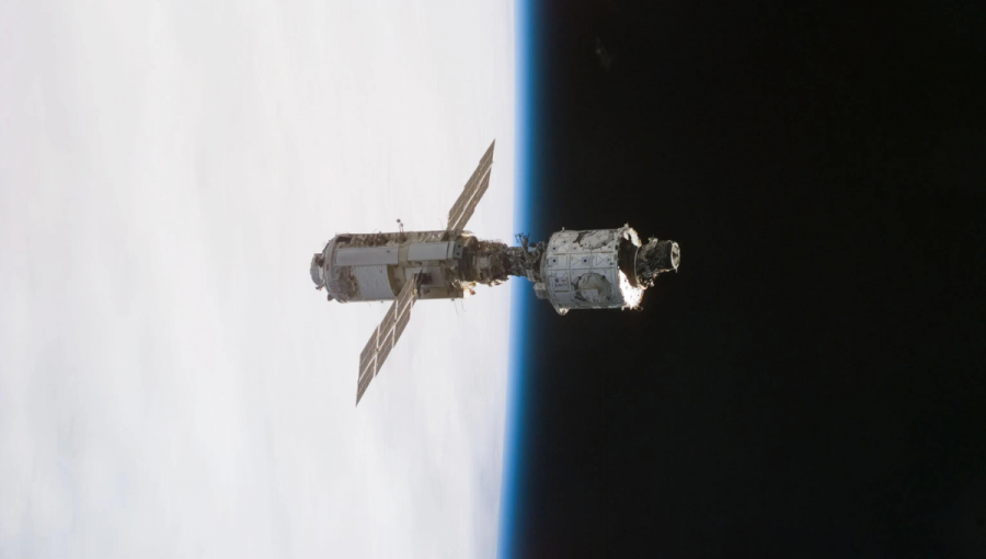 Fotografia dňa NASA. Spojený ruský modul Zarya (vľavo) a americký modul Unity na pozadí čierneho vesmíru a horizontu Zeme krátko po opustení nákladového priestoru raketoplánu Endeavour 13. decembra 1998. Niekoľko dní predtým, 6. decembra 1998, odštartoval z Kennedyho vesmírneho strediska NASA na Floride raketoplán Endeavour v rámci misie STS-88, ktorý niesol spojovací modul Unity a dva tlakové spojovacie adaptéry. V ten istý deň posádka STS-88 zachytila ruský modul Zarya, vypustený 20. novembra, a spojila ho s Unity