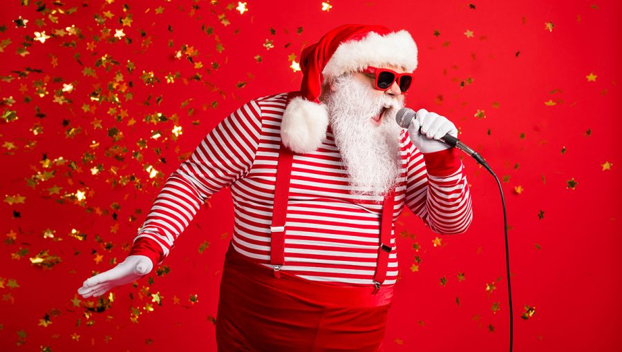 Spievajúci muž v kostýme Santa Clausa. Zdroj: iStockphoto.com