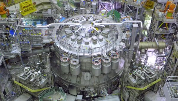 Cieľom JT-60SA je využiť jadrovú fúziu. Ide o proces, ktorý poháňa aj Slnko. Zdroj: Národné inštitúty pre kvantovú vedu a technológiu (QST)