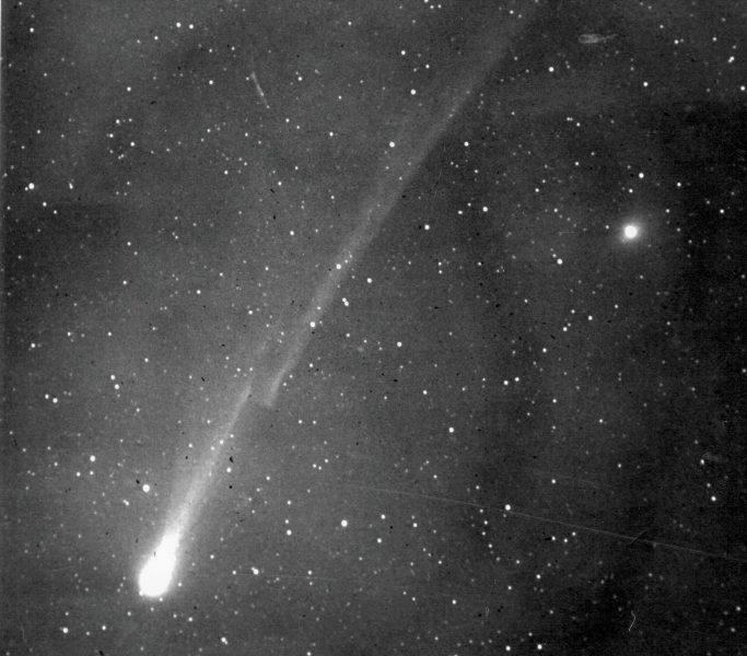 Halleyho kométa na snímke observatória AsÚ SAV na Skalnatom plese z 10. 1. 1986. Viditeľné rozdelenie chvosta je spôsobené interakciou medziplanetárneho magnetického poľa a nabitých častíc v plazmovom chvoste kométy, Zdroj: AsÚ SAV