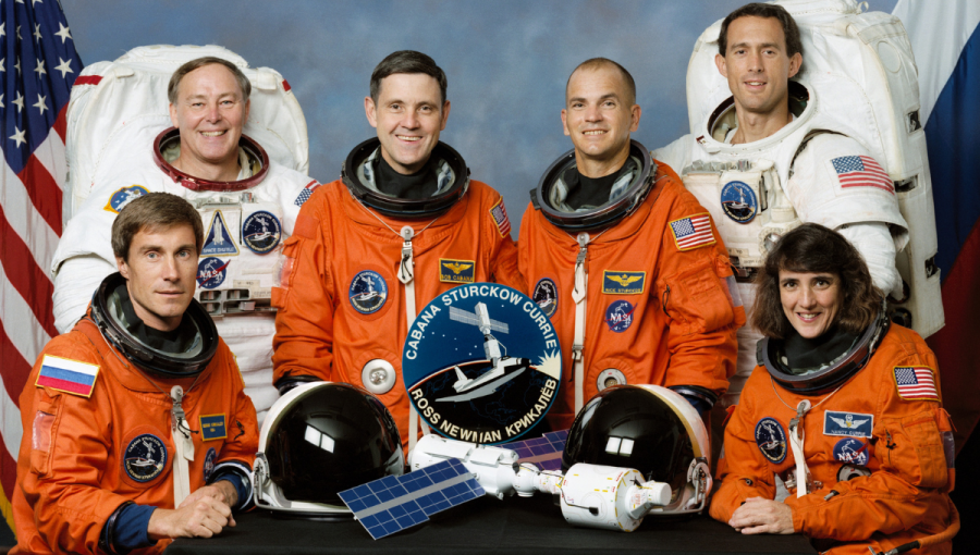 Prvá posádka ISS, astronauti NASA Bob Cabana, Rick Sturckow, Nancy Currie, Jerry Ross a James Newman, spolu s kozmonautom Ruskej vesmírnej agentúry Sergejom Krikaľovom. 