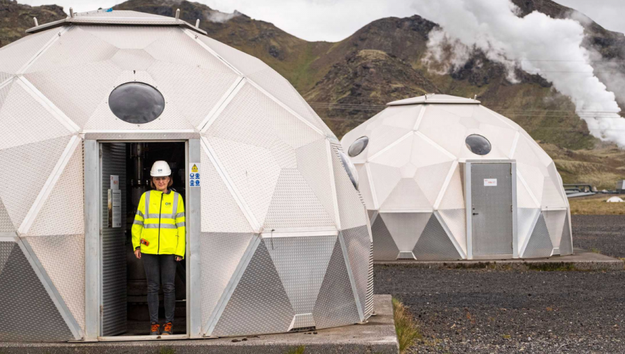 Oxid uhličitý zachytený a skvapalnený vo Švajčiarsku sa vtláča do podzemia v geotermálnej elektrárni v Hellisheiði na Islande, kde sa trvalo mineralizuje v existujúcich vrtoch.