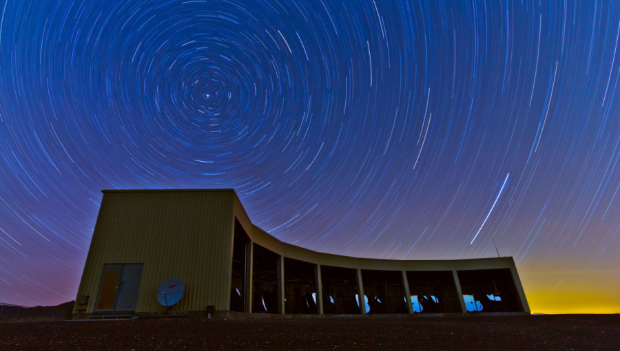 Časozberná fotografia vyvoláva dojem, že hviezdy rotujú nad medzinárodným observatóriom Telescope Array v Utahu. Vedci tu pátrajú po zdrojoch najsilnejšieho kozmického žiarenia.
