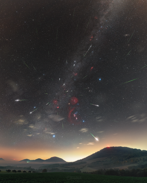 Maximum meteorického roje Orionidy v roku 2020 nad východoslovenskými sopkami. V roce 2024 bude při pozorování Orionid rušit svit Měsíce. Foto: Petr Horálek/Fyzikální ústav v Opavě.