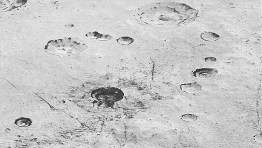 Vrstvené krátery na povrchu Pluta nasnímané zo vzdialenosti 17 000 km. Mierka znázorňuje úsek dlhý 9,6 km. Zdroj: NASA / Johns Hopkins University Applied Physics Laboratory / Southwest Research Institute