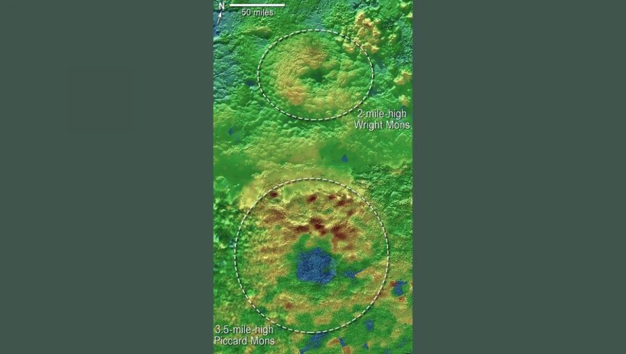 Trojrozmerné topografické mapy potenciálnych ľadových sopiek. Modrou farbou je označený najnižší terén, zelenou stredné výšky a hnedou najvyššie relatívne prevýšenia. Zdroj: NASA / Johns Hopkins University Applied Physics Laboratory / Southwest Research Institute