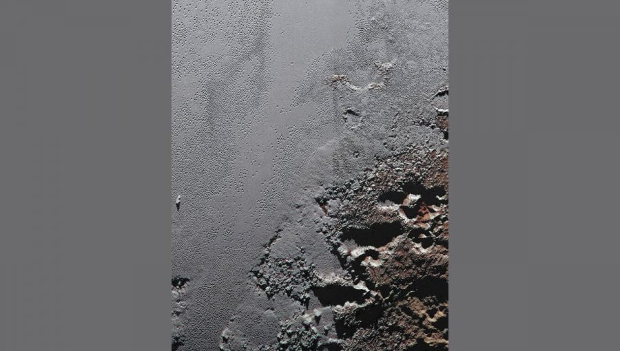 Snímka sondy New Horizons ukazuje obrovské rozdiely na povrchu Pluta. Vpravo dole sú tmavé robustné vrchy, vľavo hore ľadové pláne posiate tisíckami dier a priehlbín. Zdroj: NASA / Johns Hopkins University Applied Physics Laboratory / Southwest Research Institute