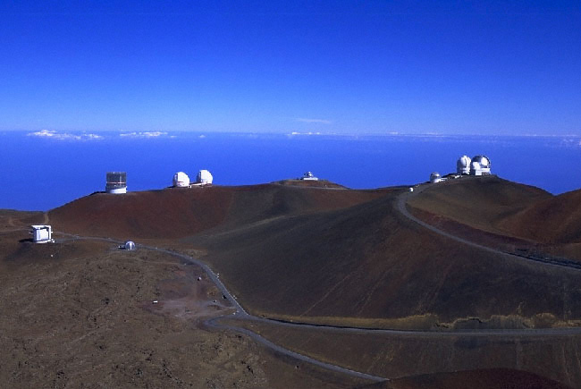 Sieť pozemných observatórií na neaktívnej havajskej sopke Mauna Kea. Zdroj foto: UHIfA