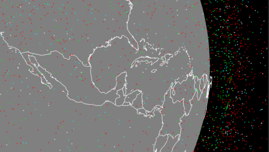 Záber z Orbital Capacity Assessment Tool znázorňujúci kozmický odpad. Červenou farbou sú znázornené trosky, zelenou užitočné zaťaženie, tyrkysovou opustené objekty a bielou telá rakiet.