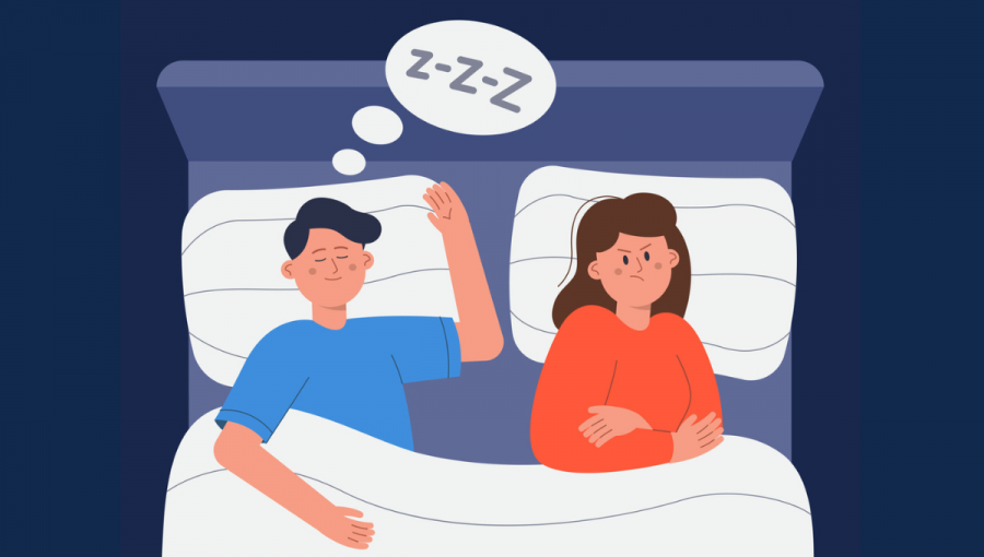 Ilustrácia zobrazuje chrápajúceho muža a nahnevanú ženu, ktorá nedokáže spať.