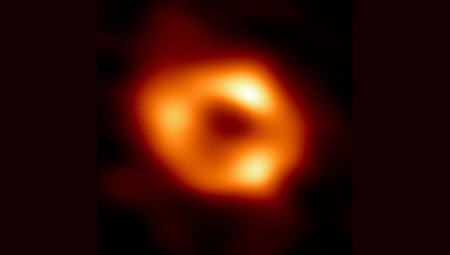 Historicky prvý obrázok žiarenia obklopujúceho tieň čiernej diery v našej Galaxii. Foto: EHT Collaboration