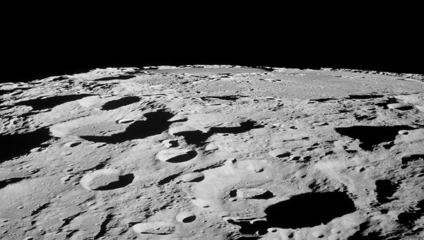 Fotografia mesačného povrchu s impaktnými krátermi. Ide o jednu zo 14 000 fotografií, ktoré urobili astronauti počas programu Apollo v 60-tych rokoch minulého storočia. Zdroj: NASA