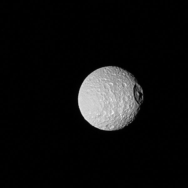 Malý Saturnov mesiac obsahuje podľa štúdie pod svojím ľadovým povrchom tekutý oceán. Zdroj: NASA