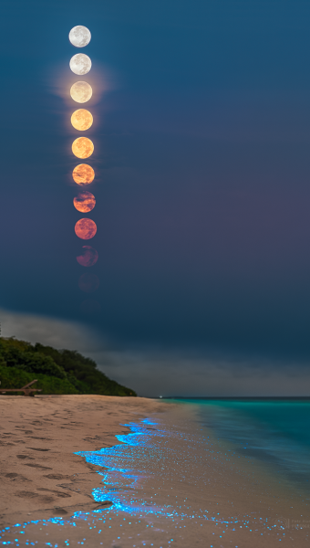 Mesiac v odzemí 6. februára 2023 zapadá nad Maledivami. 